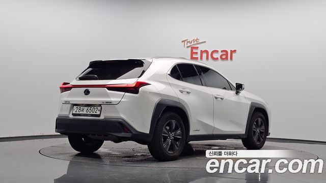 Lexus UX 250h 2.0 2WD - фото 0