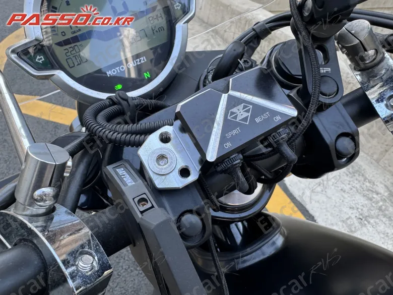 Moto Guzzi V7 Stone - фото 3