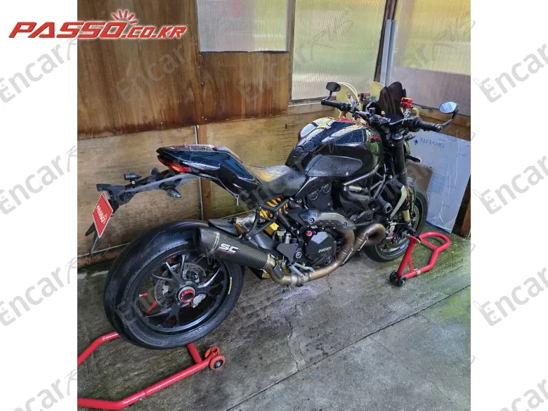 Ducati Monster 1200 R - фото 1