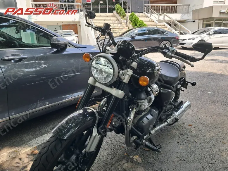 Royal Enfield Super Meteor 650 - фото 0