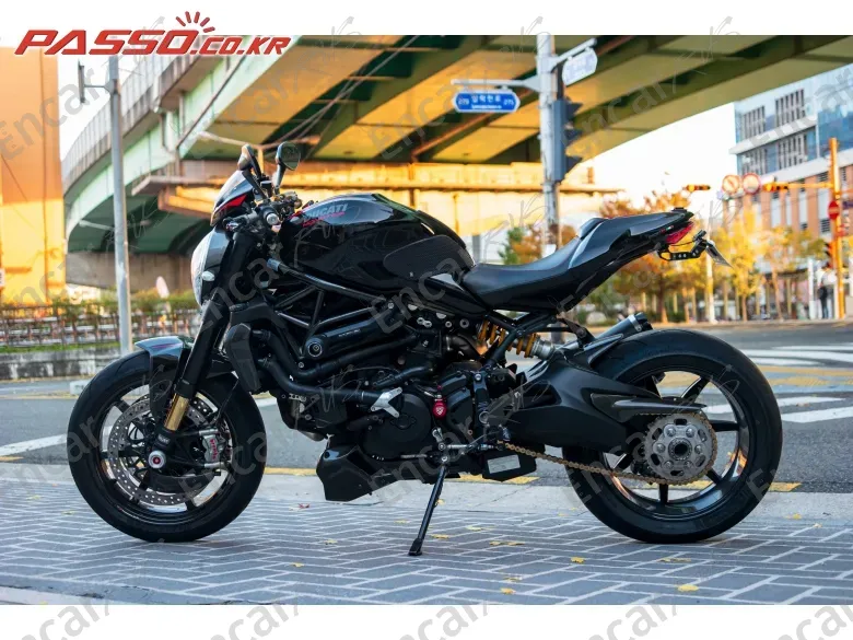 Ducati Monster 1200 R - фото 1