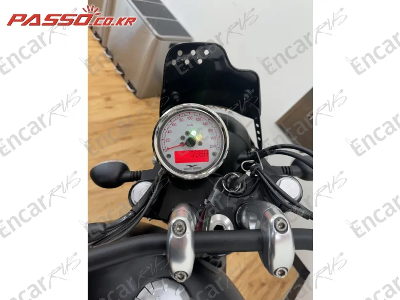 Moto Guzzi V9 Bobber - фото 3