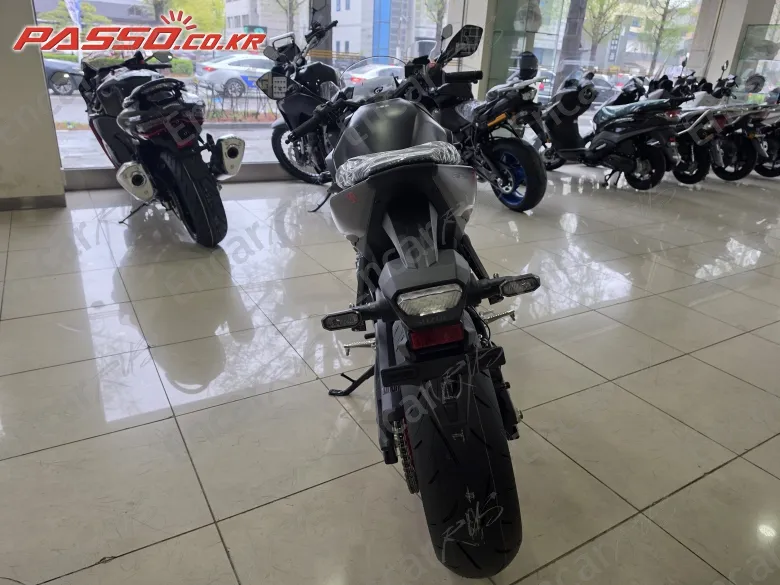 Suzuki Gsx 8 R - фото 2