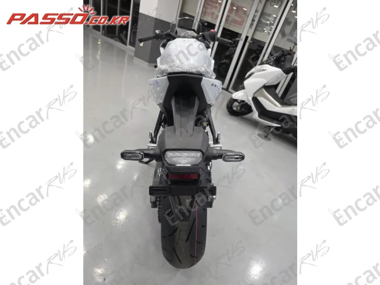 Suzuki Gsx 8 R - фото 2