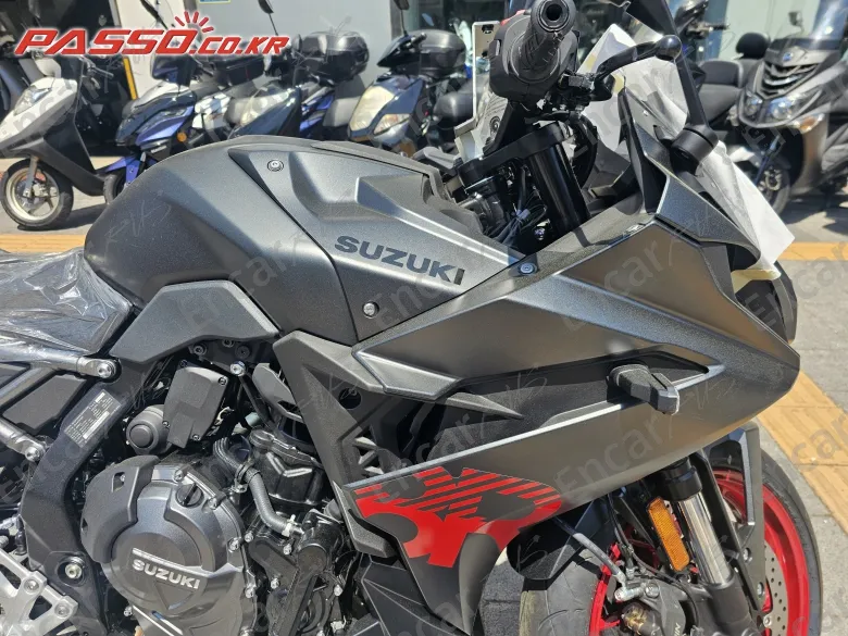 Suzuki Gsx 8 R - фото 3