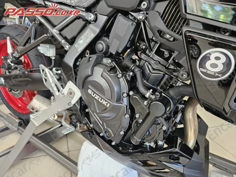 Suzuki Gsx 8 Tt - фото 4