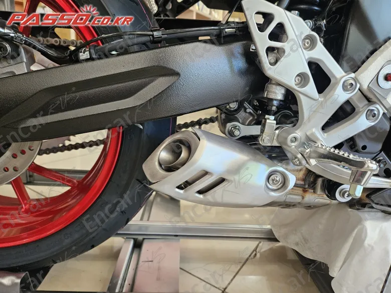 Suzuki Gsx 8 Tt - фото 6