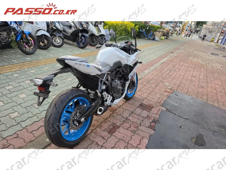 Suzuki Gsx 8 R - фото 2