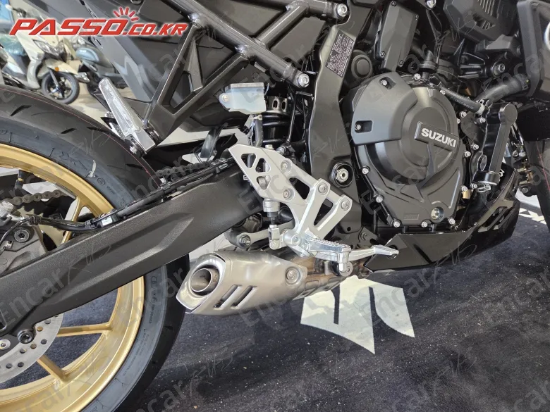 Suzuki Gsx 8 Tt - фото 6