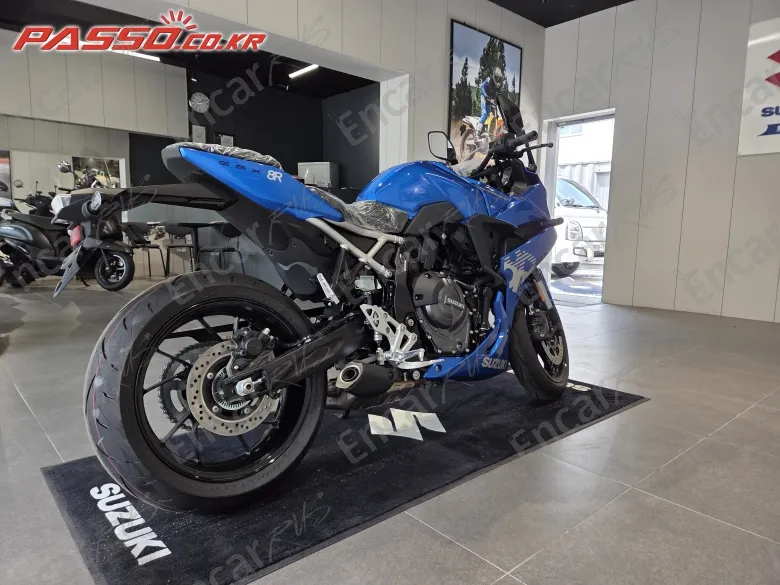 Suzuki Gsx 8 R - фото 2