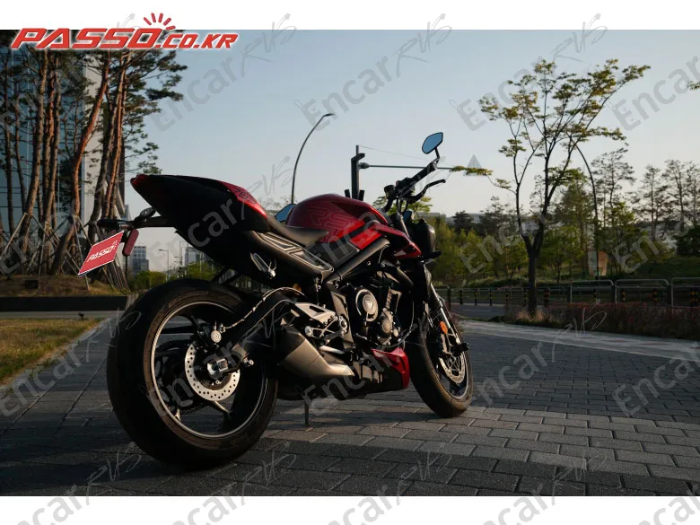 TRIUMPH STREET TRIPLE RS - фото 1