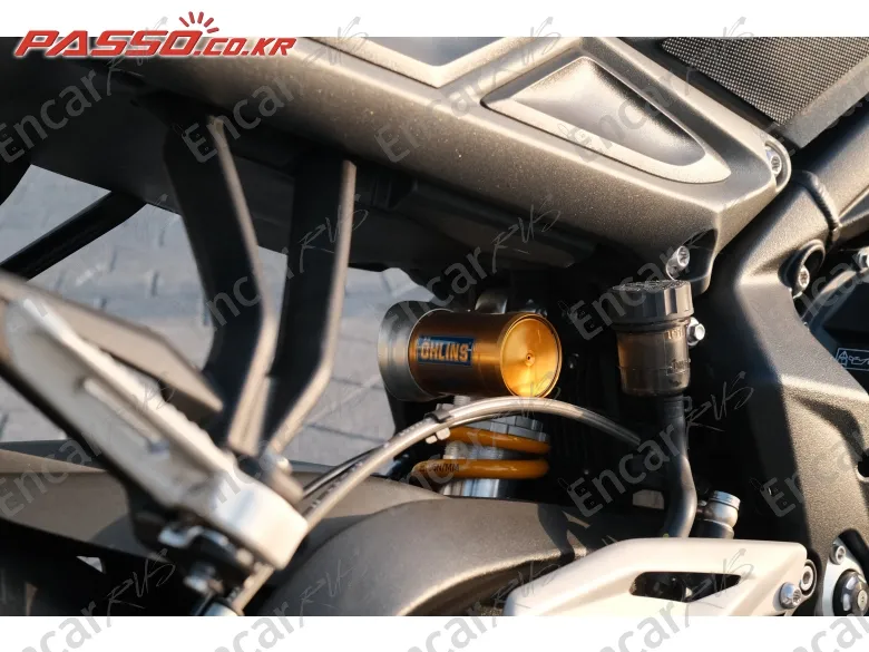 TRIUMPH STREET TRIPLE RS - фото 4