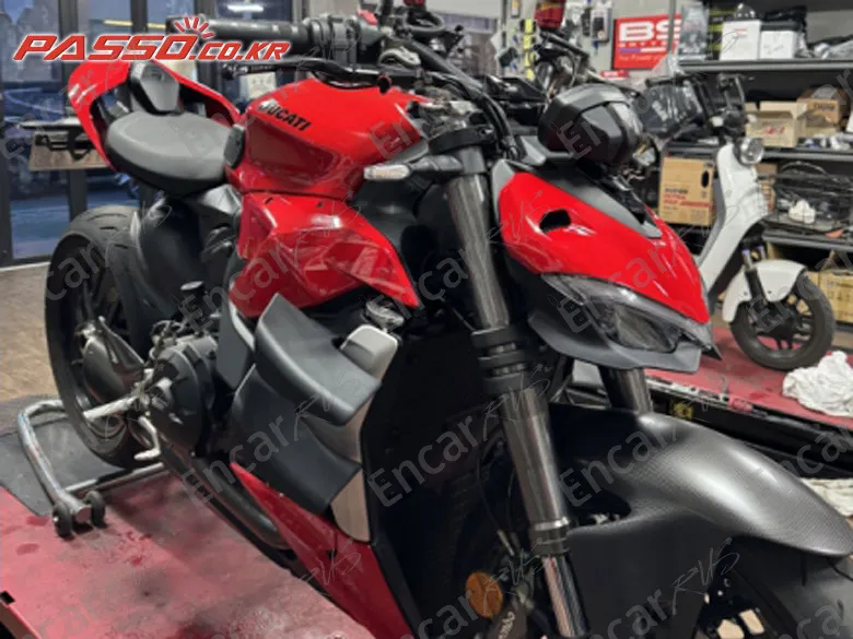 Ducati Streetfighter V2 - фото 0