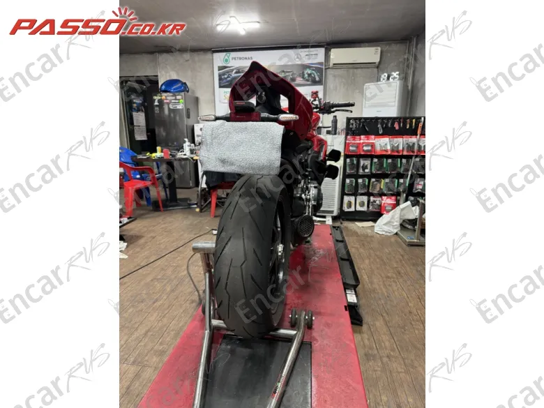 Ducati Streetfighter V2 - фото 2