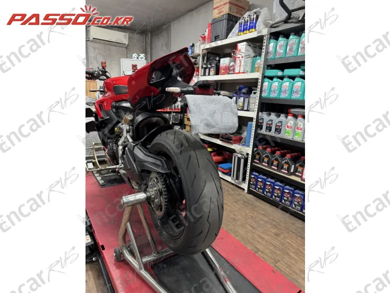 Ducati Streetfighter V2 - фото 4