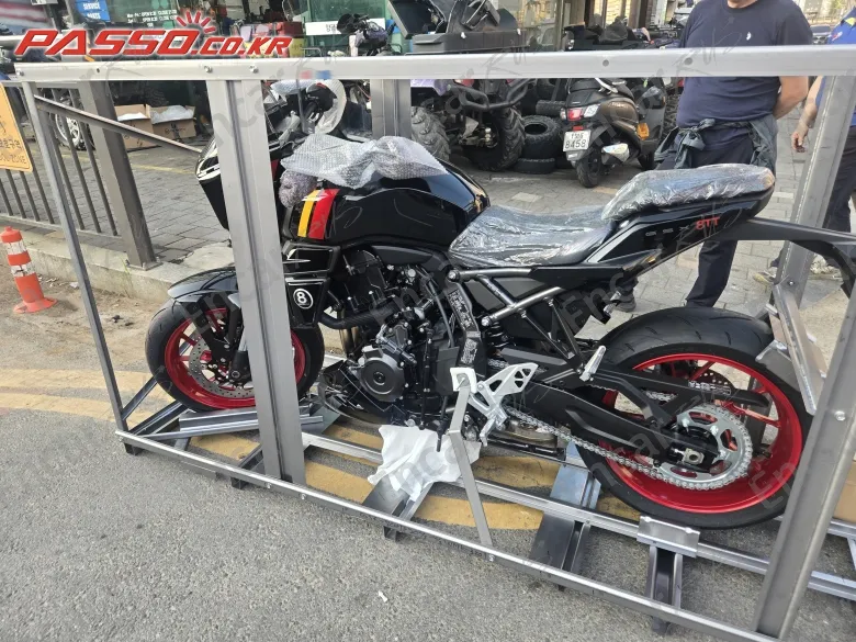 Suzuki Gsx 8 Tt - фото 1
