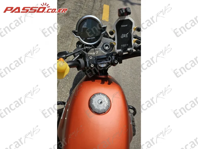 Moto Guzzi V7 Stone - фото 3
