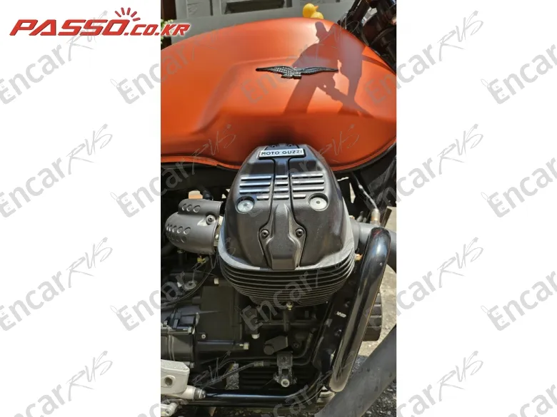 Moto Guzzi V7 Stone - фото 6