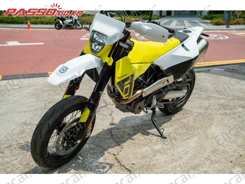 Husqvarna 701 Supermoto - фото 1