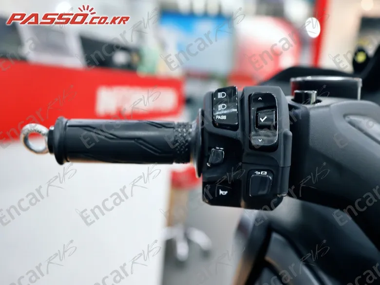 YAMAHA X MAX 300 ABS - фото 3