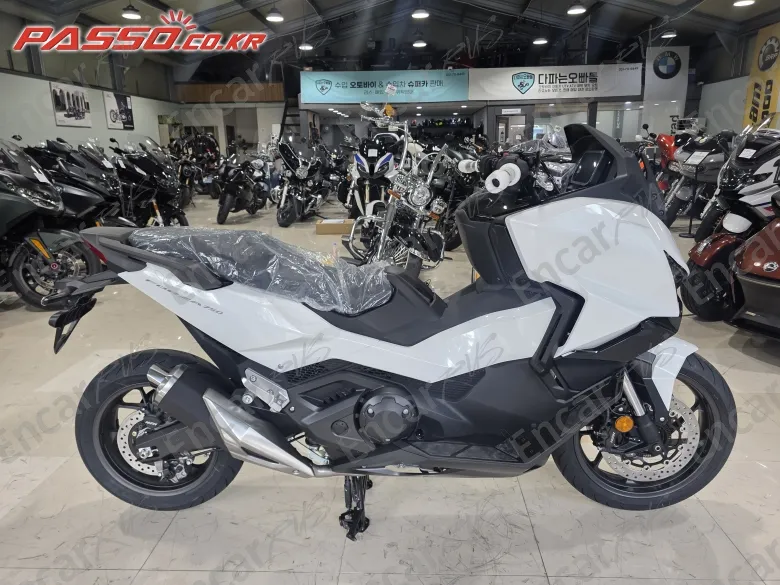 Honda Forza 750 - фото 0