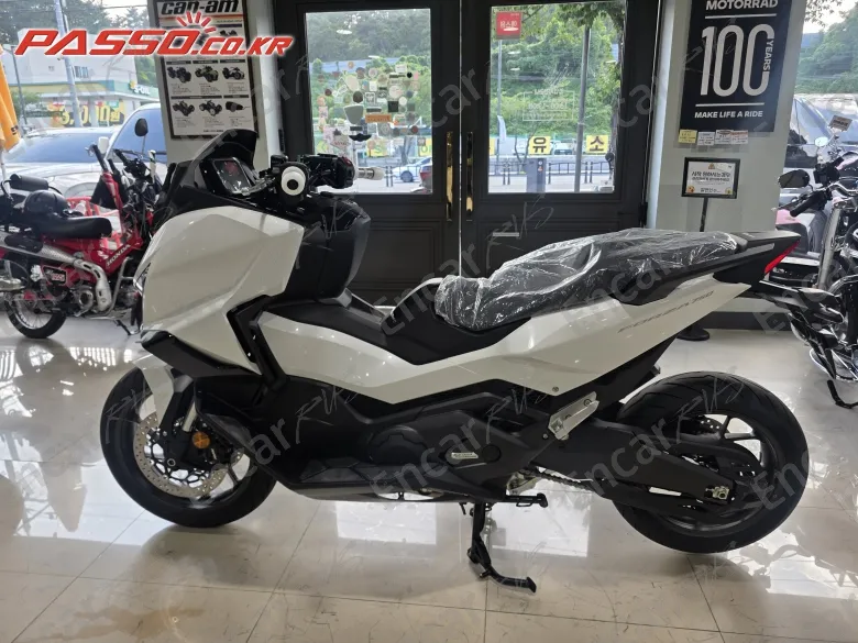 Honda Forza 750 - фото 1