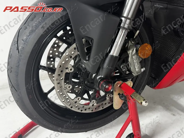 Ducati Streetfighter V2 - фото 6