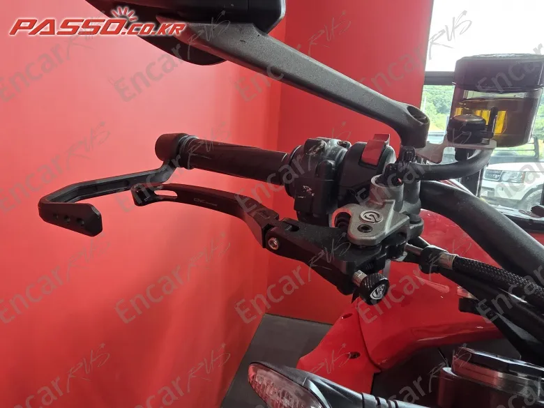 DUCATI STREETFIGHTER V2 - фото 5