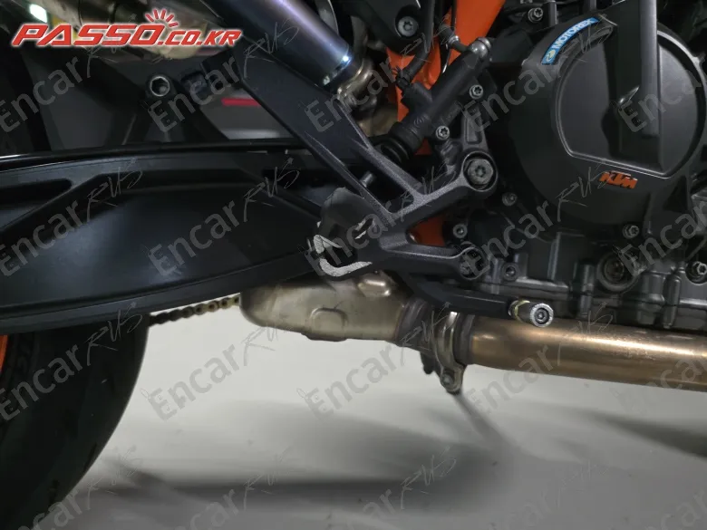 Ktm 890 Duke R - фото 6