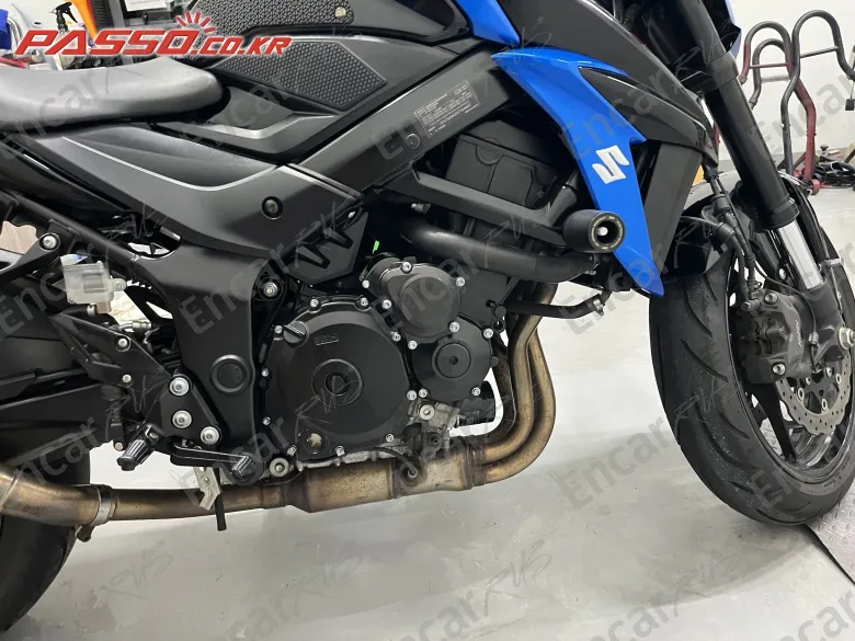 Suzuki Gsx S 750 - фото 4