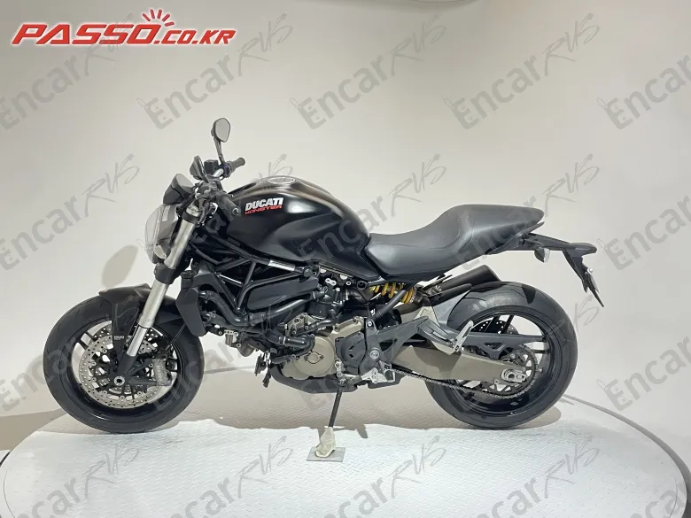 Ducati Monster 821 - фото 1