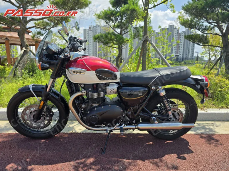 Triumph Bonneville T100 - фото 1